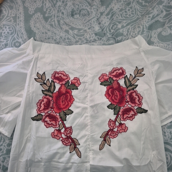 Chic White Off The Shoulder Blouse with Floral Embroidery - Picture 6 of 7